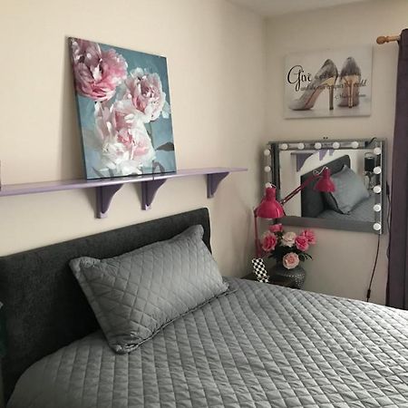 The Glam Cave Appartamento Bushbury Esterno foto