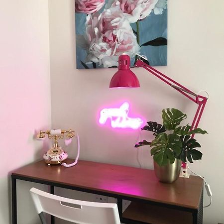 The Glam Cave Appartamento Bushbury Esterno foto